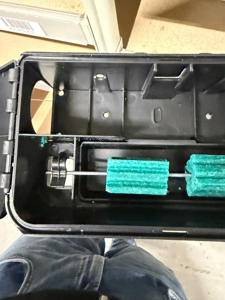Blocs d'appât turquoise fixés à l'intérieur d'un poste sécurisé
